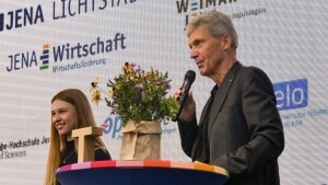 Podiumsgespräch zur Eröffnung des MINT-Festivals Jena 2023: Thüringens Bildungsminister Helmut Holter (r.) und Abiturientin Marla Köhler (l.)