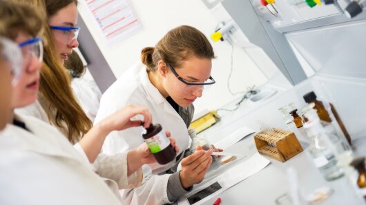 Schülerinnen experimentieren im Schülerlabor Chemie der Universität Jena.