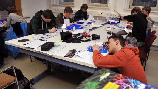 Schüler experimentieren im Schülerlabor Physik der Universität Jena