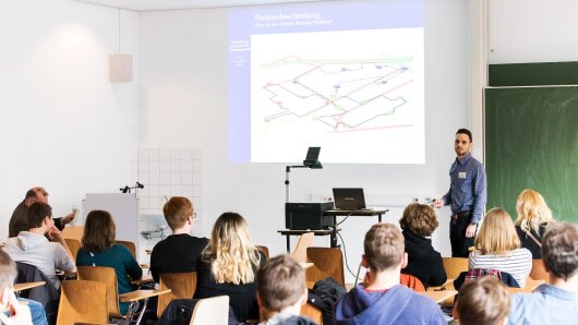 Schülertag Mathematik an der Uni Jena: Ein Professor hält einen Vortrag vor Schülerinnen und Schülern.