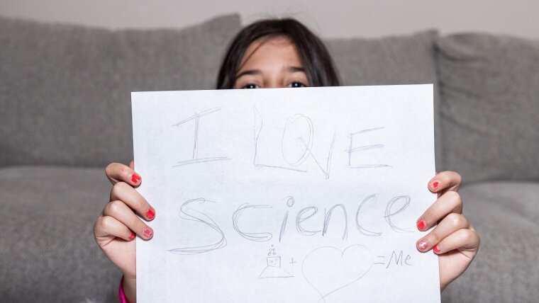 Mädchen mit einem Schild "I love Science"